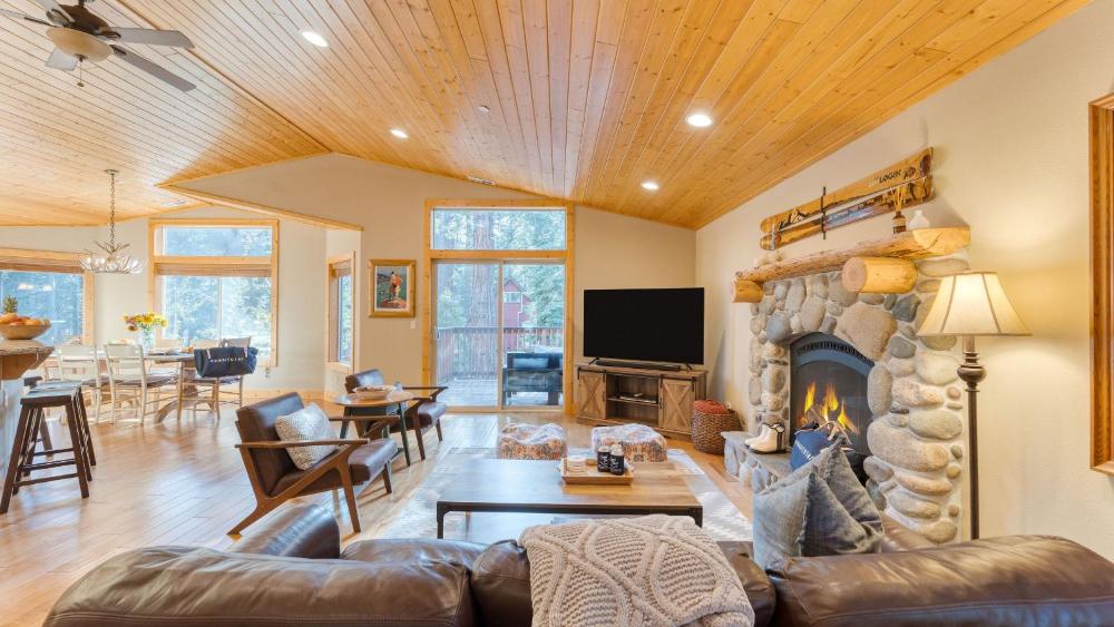 Washoe Chalet by AvantStay Game Room Hot Tub Putting Green Fire Pit